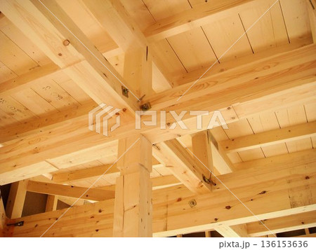 木造住宅の梁と柱の仕口構造(建築中の躯体) 木造住宅の梁と柱の仕口構造(建築中の躯体) 136153636