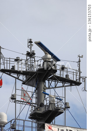 自衛隊の輸送艦「にほんばれ」のレーダー設備 自衛隊の輸送艦「にほんばれ」のレーダー設備 136153703