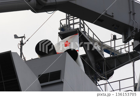 自衛隊の輸送艦「にほんばれ」の隊司令旗（乙） 136153705