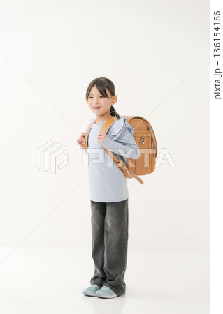ランドセルを背負った女の子 ランドセルを背負った女の子 136154186