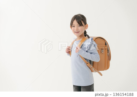 ランドセルを背負った女の子 136154188