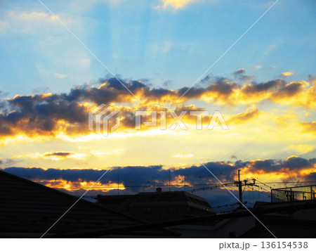 朝の東の空の朝焼けの風景 136154538