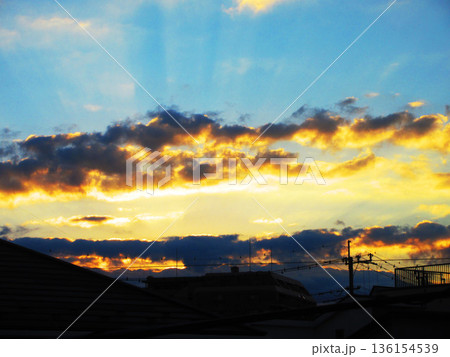 朝の東の空の朝焼けの風景 136154539