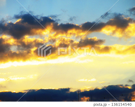 朝の東の空の朝焼けの風景 朝の東の空の朝焼けの風景 136154540