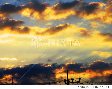 朝の東の空の朝焼けの風景 136154541