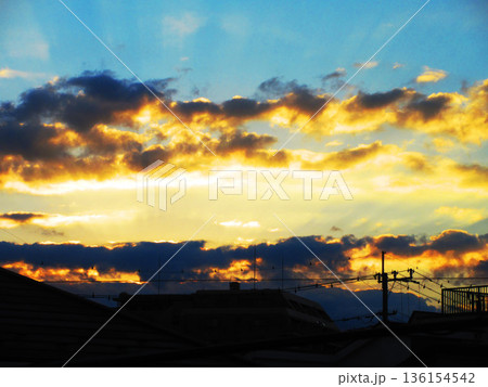 朝の東の空の朝焼けの風景 136154542
