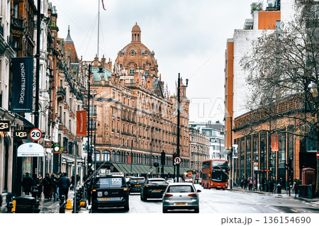 ロンドン　高級デパートが建ち並ぶナイツブリッジ　※一部ソフトフォーカス 136154690