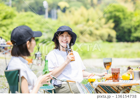 キャンプを楽しむ若者 キャンプを楽しむ若者 136154738