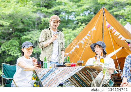 キャンプを楽しむ若者 136154741