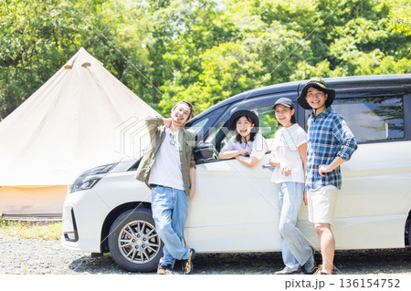 キャンプを楽しむ家族 136154752