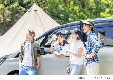 キャンプを楽しむ若者 キャンプを楽しむ若者 136154755