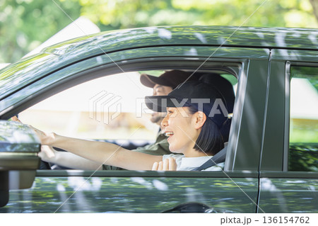 ドライブする男女 136154762