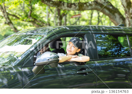 車に乗る若い女性 136154763