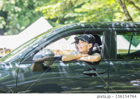 車にのるカップル 136154764