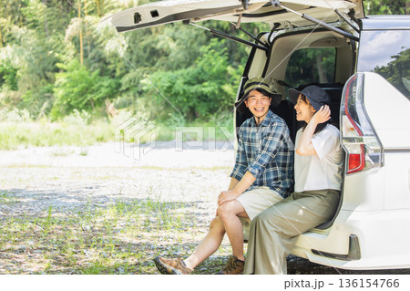 キャンプを楽しむカップル 136154766