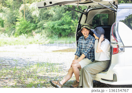 車でくつろぐカップル 136154767