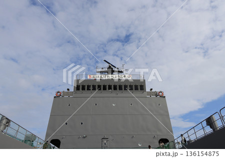 自衛隊の輸送艦「にほんばれ」の中央甲板から見上げる艦橋 136154875