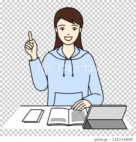 一位微笑的女士一邊用平板電腦學習，一邊想到什麼，並指出來。 136154898