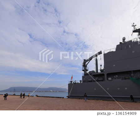 高松港に寄港した自衛隊の輸送艦「にほんばれ」と屋島 高松港に寄港した自衛隊の輸送艦「にほんばれ」と屋島 136154909