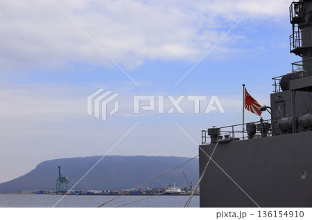 高松港に寄港した自衛隊の輸送艦「にほんばれ」と屋島 136154910