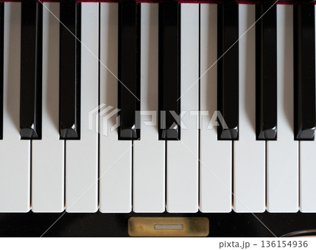 俯瞰したピアノの鍵盤 俯瞰したピアノの鍵盤 136154936