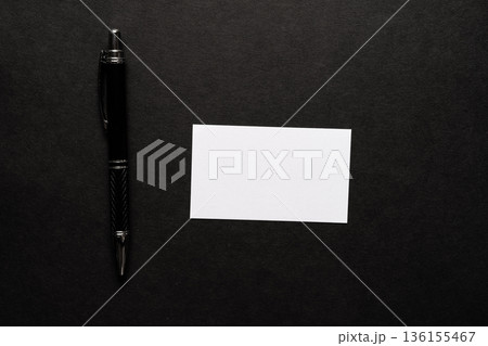 青背景に置いてあるボールペンとメモ 136155467