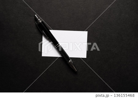 青背景に置いてあるボールペンとメモ 136155468