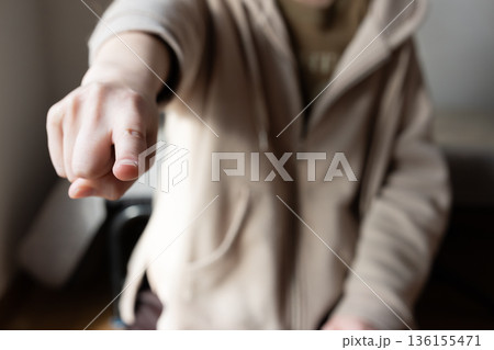 指をさすポーズ 136155471