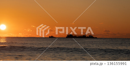 水平線から昇る朝陽 136155991
