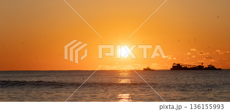 水平線から昇る朝陽 136155993