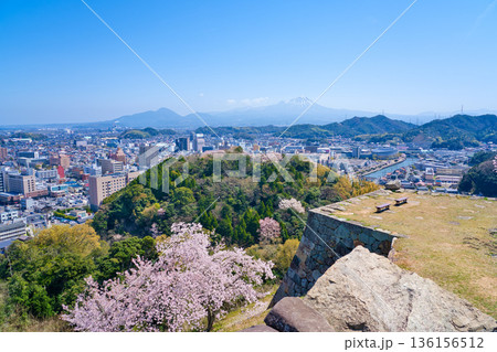 〈鳥取県〉春の米子城跡からの眺望 米子市内と大山 4月 〈鳥取県〉春の米子城跡からの眺望 米子市内と大山 4月 136156512