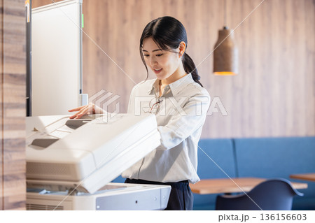 オフィスで働く女性 136156603