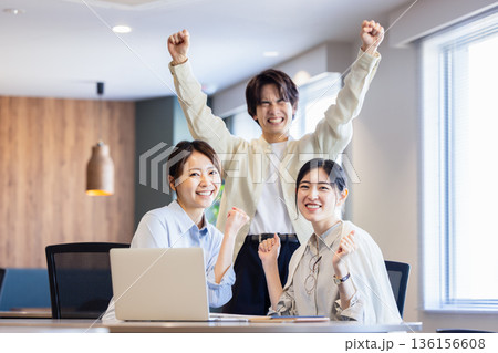 オフィスで働くビジネスパーソン オフィスで働くビジネスパーソン 136156608
