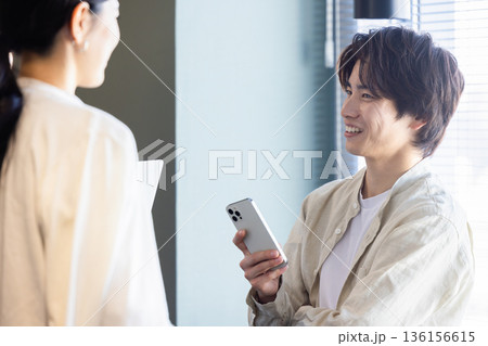 ミーティングをするビジネスパーソン ミーティングをするビジネスパーソン 136156615