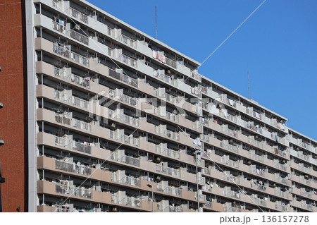 青空と団地の集合住宅のある街並みの風景 青空と団地の集合住宅のある街並みの風景 136157278