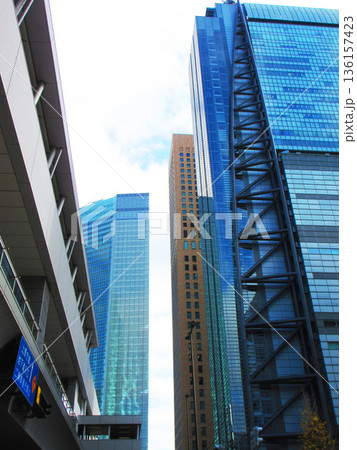 汐留シティセンター周辺（汐留シオサイト）の高層ビル群の都市景観（風景） 136157423