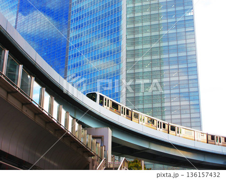 汐留シティセンター周辺(汐留シオサイト)の高層ビル群の都市景観(風景) 汐留シティセンター周辺(汐留シオサイト)の高層ビル群の都市景観(風景) 136157432