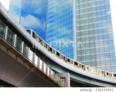 汐留シティセンター周辺（汐留シオサイト）の高層ビル群の都市景観（風景） 136157433