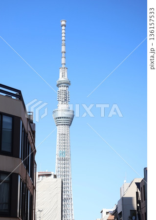 ビルとスカイツリーの見える東京の街と青空の風景 136157533