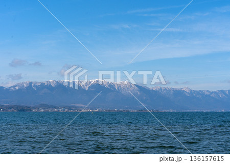 守山市の湖岸から見る冬の琵琶湖の情景 136157615