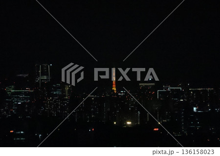 東京タワーのライトアップの見える東京の街の夜景の風景 東京タワーのライトアップの見える東京の街の夜景の風景 136158023