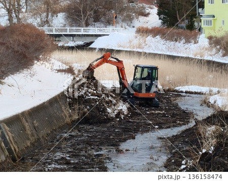 河川の土砂を撤去している油圧ショベル 河川の土砂を撤去している油圧ショベル 136158474