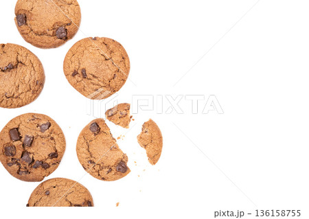 チョコチップ入りクッキーの白背景素材 チョコチップ入りクッキーの白背景素材 136158755