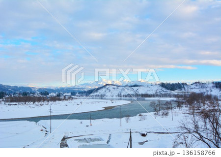 信濃川・越後三山冬景色 136158766