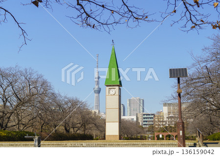 【東京都】猿江恩賜公園・中央広場の時計塔とスカイツリー(冬) 136159042