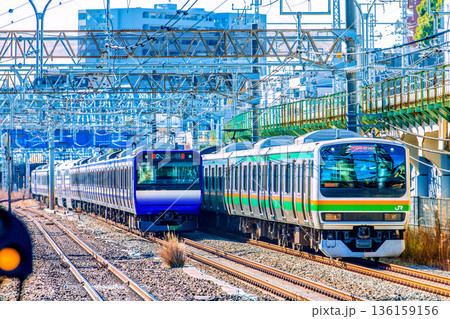 日本の横浜都市景観　鶴見駅前に差しかかる湘南新宿ライン（右）や“青い山手線”と人気の横須賀線新型車両 136159156