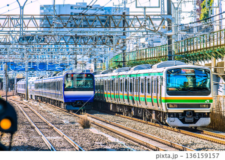日本の横浜都市景観　鶴見駅前に差しかかる湘南新宿ライン（右）や“青い山手線”と人気の横須賀線新型車両 136159157