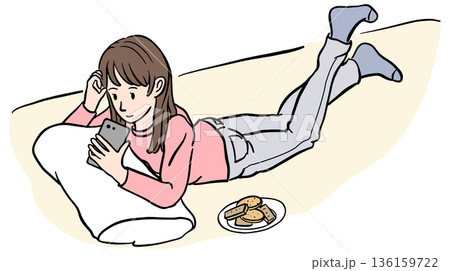 スマホを見ながら寝そべっている女性　イラスト 136159722