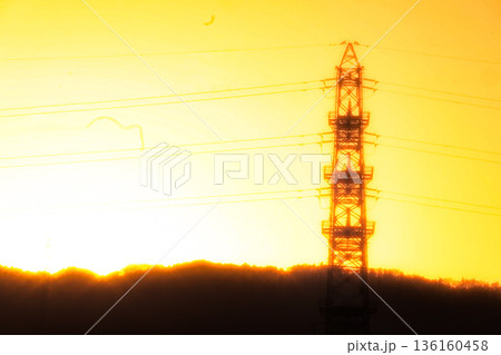 夕陽を浴びてオレンジ色に染まる世界 136160458