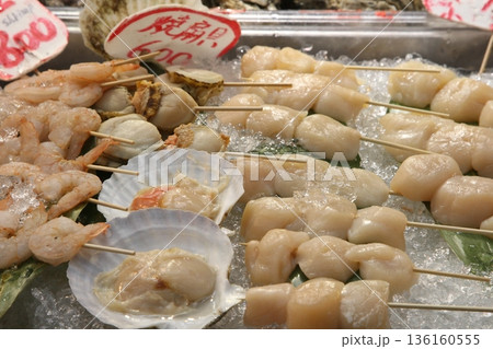 冷酒が欲しくなる黒門市場ホタテ貝に海老 136160555